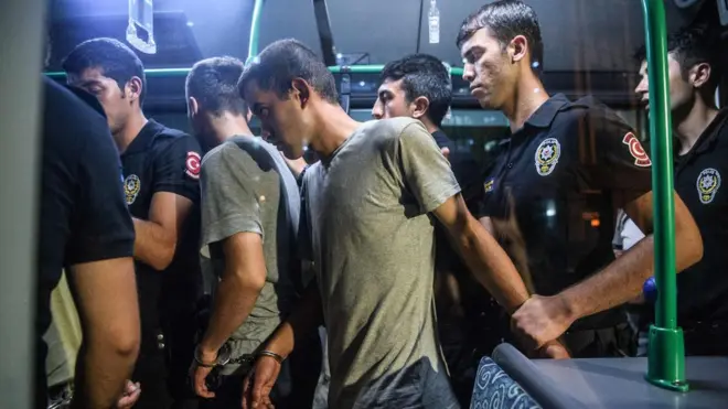 Darbe girişimi gecesi yüzlerce er de gözaltına alınanlar arasındaydı