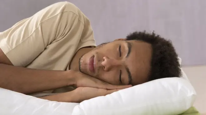 በእንቅልፍ ላይ ያለ ወጣት