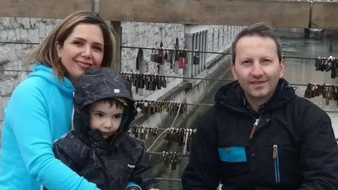 ودا مہرانیا اپنے شوہر احمد رضا جلالی اور بچے کے ساتھ