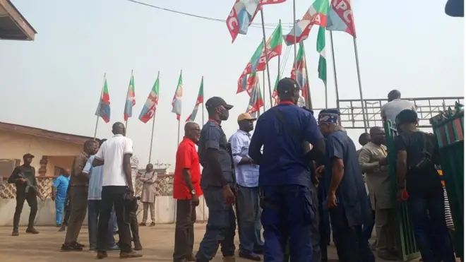 Awọn alatilẹyin awọn oludije gomina ni Ekiti to n se iwọde ni olu ile ẹgbẹ oselu APC