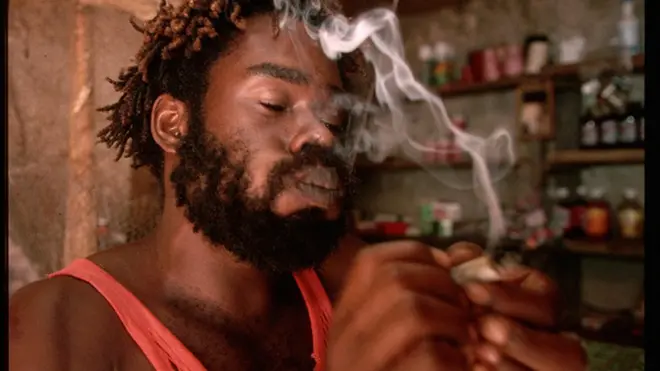 Guff nwere ike ị butere mgbaka isi maọbụrụ na onye ahụ na-ese ya nke ukwu ọge ọbụla