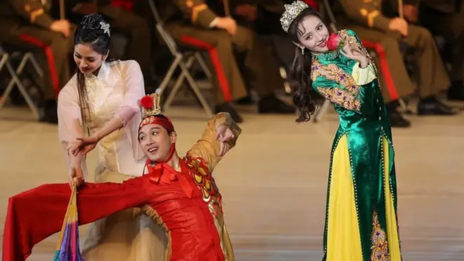 11月3日，中国演员佟丽娅（右）在平壤表演。