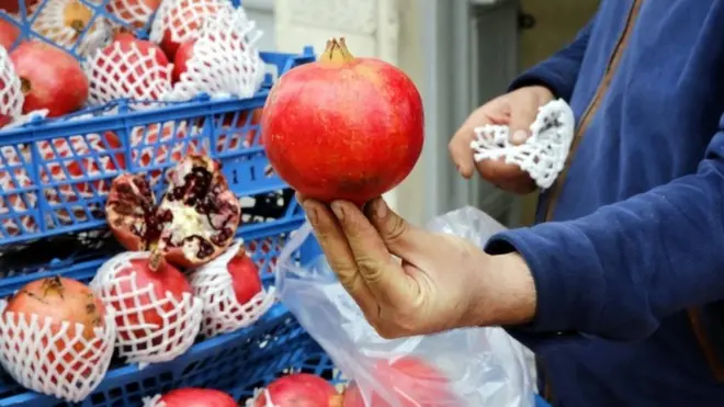 الإيرانيون يحتفلون بيلدا بالفواكه الطازجة مثل الرمان