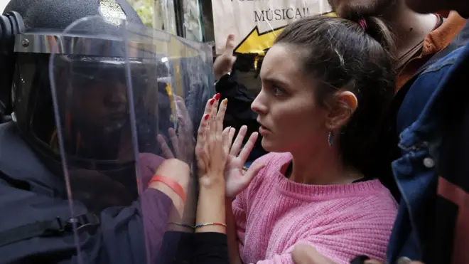 Aparat kepolisian menghalangi warga Katalonia yang pro-kemerdekaan untuk memberikan suaranya.