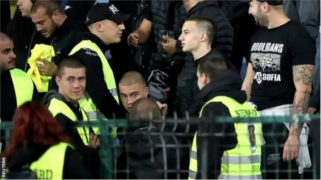 競技場の案内係も人種差別チャントに加わった様子