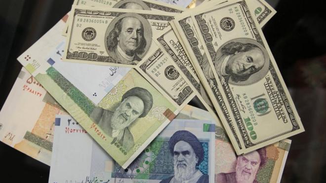 عملات ورقية إيرانية وأمريكية