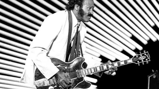 Chuck Berry hizo mundialmente famoso el "paso del pato" sobre el escenario.