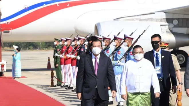 นายฮุน เซน ถือเป็นผู้นำรัฐบาลต่างประเทศคนแรกที่เดินทางไปเยือนเมียนมา ในระหว่าง 7-8 ม.ค. หลังจากที่ทหารเข้ายึดอำนาจจากรัฐบาลพลเรือนเมื่อ 1 ก.พ. ปีที่แล้ว