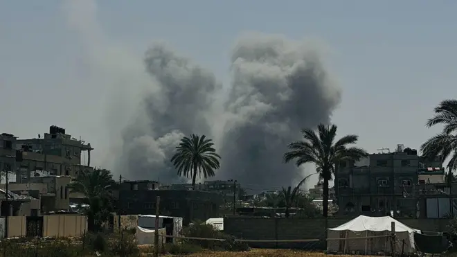 تصاعد الدخان بعد هجوم إسرائيلي مكثف على الجامعة الإسلامية في غزة، في 11 مايو 2025