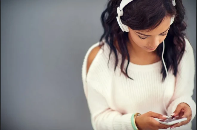 హెడ్‌ఫోన్ పెట్టుకున్న అమ్మాయి