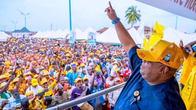 Gomina Adeleke lo n gbe ọwọ soke lasiko ọkan lara awọn ipolongo idibo to ṣe laipẹ yii nipinlẹ Osun