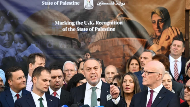 سفير فلسطين في لندن حسام زملط خلال مراسم رفع العلم بالسفارة الفلسطينية بعد اعتراف بريطانيا بدولة فلسطين