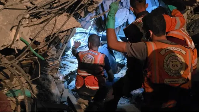 فرق الدفاع المدني في غزة تبحث عن جثمان المعلمة غادة رباح