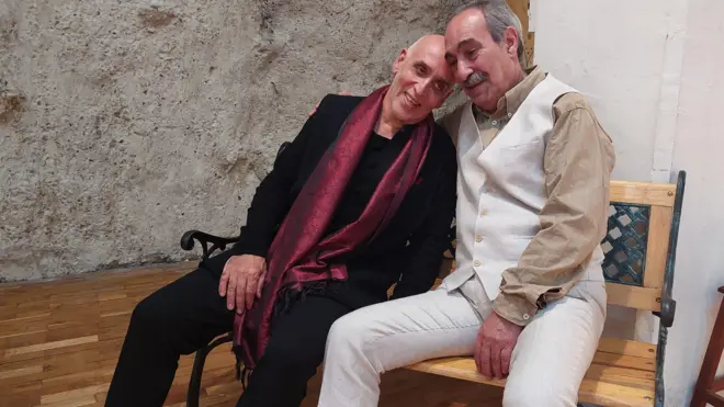 حمیدرضا جاودان (چپ) و هوتن آذرکلاه (راست) بازیگران دو مرد اصلی این نمایش هستند