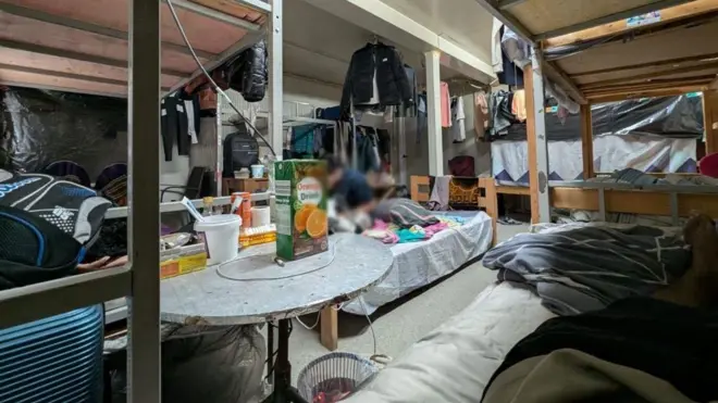 скромна барака радника у којој су кревет и разбацане ствари