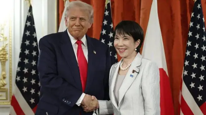 الرئيس الأمريكي دونالد ترامب ورئيسة وزراء اليابان ساناي تاكايتشي وهما يتصافحان.