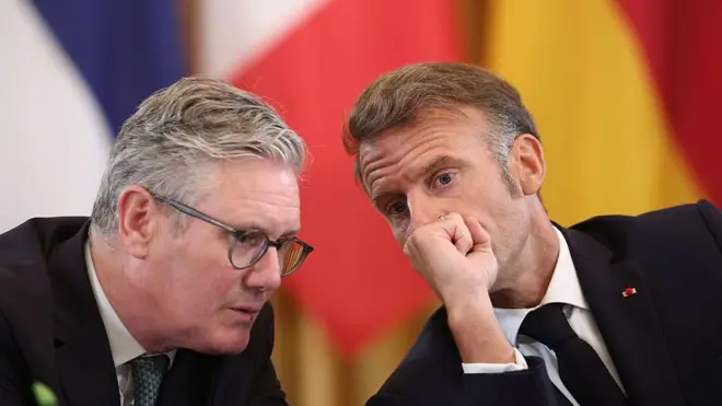 Прем'єр-міністр Великої Британії Кір Стармер (ліворуч) проводить переговори з президентом Франції Еммануелем Макроном під час зустрічі президента США Дональда Трампа, президента України Володимира Зеленського та європейських лідерів у Білому домі 18 серпня 2025 року у Вашингтоні, округ Колумбія