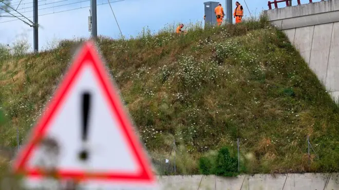 Сотрудники SNCF инспектируют поврежденную железную дорогу