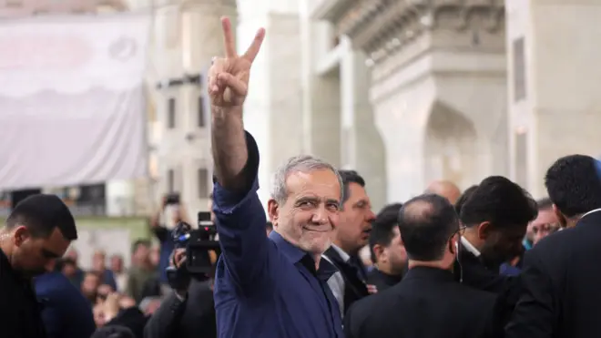 Iranian elected president Masoud Pezeshkian (C) flashes a victory sign to the crowd after winning the presidential elections, at the Khomeini shrine in southern Tehran, Iran, 06 July 2024.