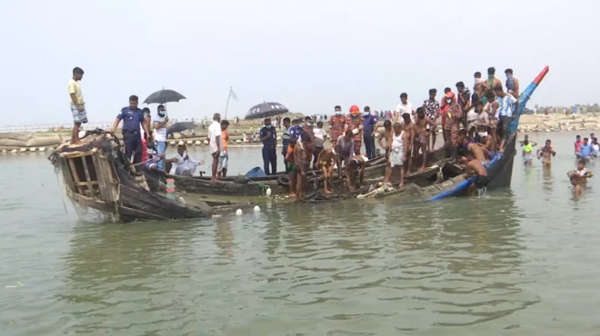 কক্সবাজার কুতুবদিয়া সমুদ্র উপকূলে টেনে আনা ট্রলার থেকে