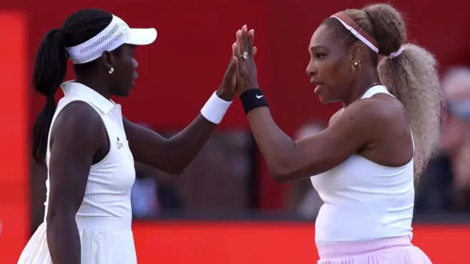 Ifoto ya Victoria Mboko (ibumoso) na Serena Williams barimo gukinana muri iki cyumweru, abakunzi ba Tennis bavuga ko ihurije hamwe hambere n'ahazaza ha Tennis y'isi