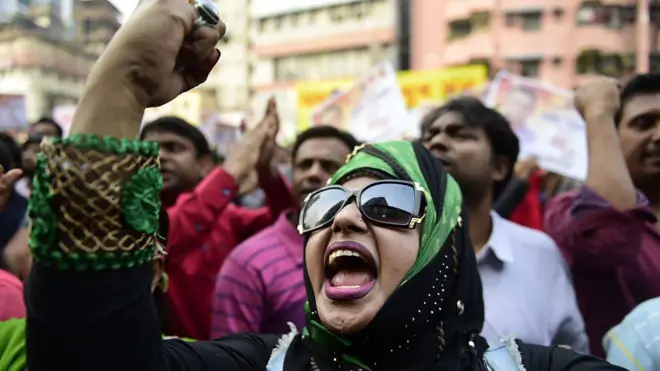 ঢাকার একটি সমাবেশে শ্লোগান দিচ্ছেন বিএনপির একজন কর্মী। 