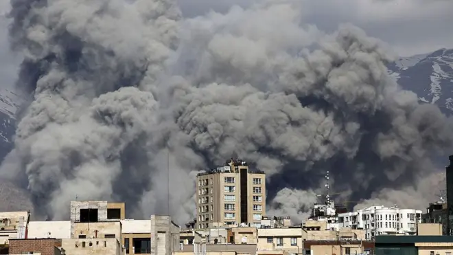 Binaların ardında dev bir bulut kümesi görülüyor. 