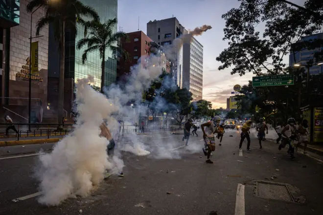 Ruajetx bonusCaracas com manifestantes fugindo e lançando bombajetx bonusgás lacrimogêneo