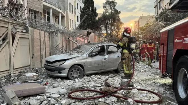 Imodoka yangijwe n'ingaruka z'ibisasu i Tehran 