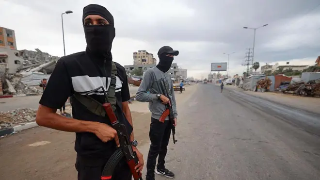 Hombres armados aliados de Hamás patrullan un campamento de refugiados en Gaza