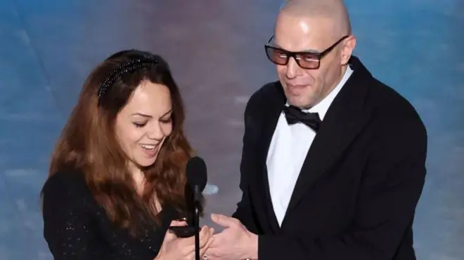 شیرین سوهانی و حسین ملایمی هنگام خواندن پیام پس از دریافت جایزه اسکار