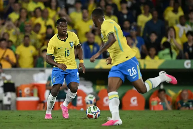 Endrick durante jogo do Brasil
