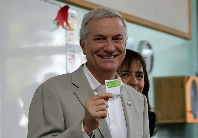 José Antonio Kast mostra seu voto