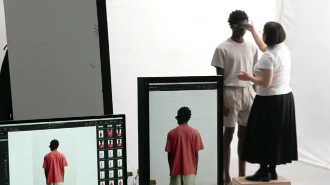 촬영을 준비하고 있는 남성 모델