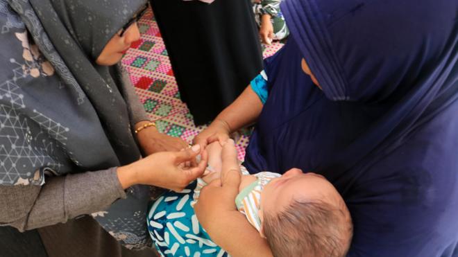 Petugas medis menyuntikan vaksin kepada bayi saat Posyandu anak di Desa Alue Raya, Samatiga, Aceh Barat, Aceh, Sabtu (12/11/2022)