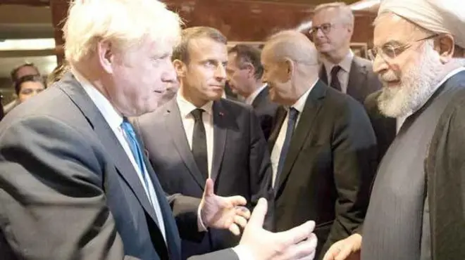 از راست حسن روحانی رئیس جمهور وقت ایران، امانوئل مکرون رئیس جمهور فرانسه و بوریس جانسون نخست وزیر بریتانیا در ملاقات در نیویورک در شهریور ۹۸ در حال توصیه به آقای روحانی برای دیدار با دونالد ترامپ