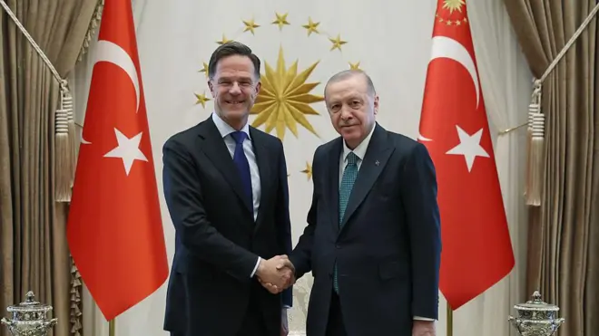 Erdoğan ev Rutte el sıkışıyor.