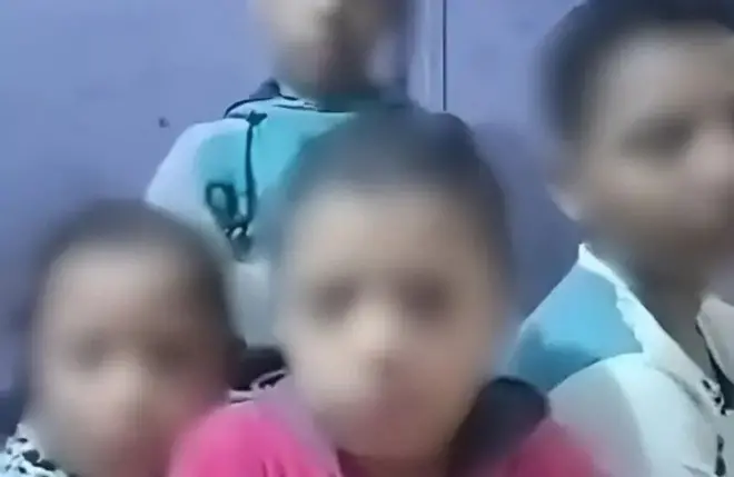 Hooyo carruurteeda u soo bandhigtay in laga iibsado, duruufo dhaqaale darteed