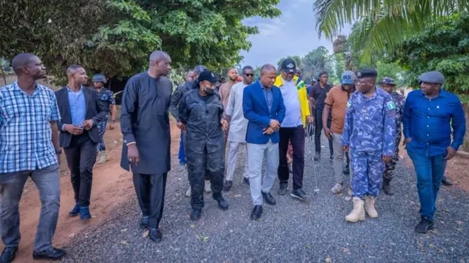 Gọvanọ Mbah na ndị so ya arụ ọrụ gara Uzo Uwani