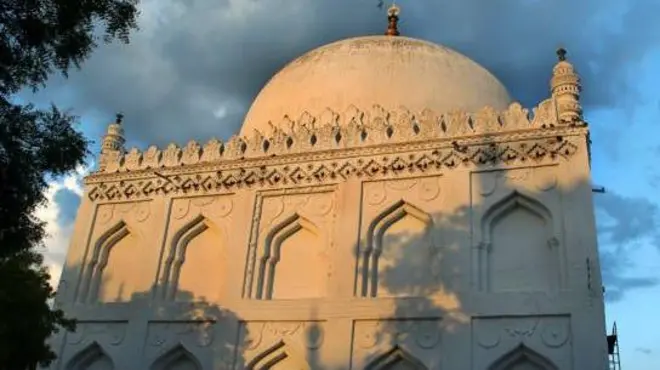 یہ مقبرہ 600 سال سے زیادہ عرصے بلا تفریق مذہب و ملت لوگوں کی عقیدت کا مرکز رہا ہے