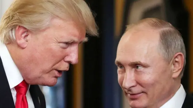 US President Donald Trump (L) dey chat wit Russia President Vladimir Putin as dem attend di APEC Economic Leaders' Meeting, part of di Asia-Pacific Economic Cooperation (APEC) leaders' summit for di central Vietnamese city of Danang on November 11, 2017.