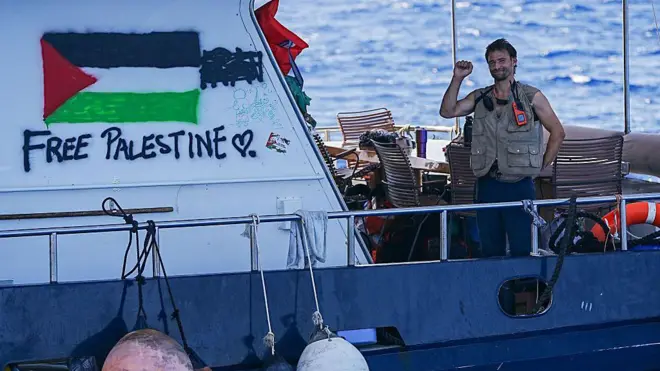La Media Luna Roja Turca proporcionando alimentos y asistencia médica a la Flotilla Global Sumud, el 29 de septiembre de 2025.