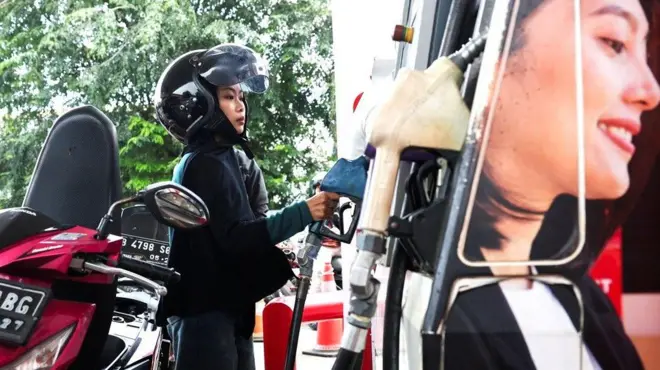 Seorang perempuan mengisi bahan bakar di sebuah SPBU di Jakarta, Maret 2026.