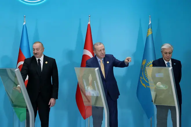 رجب طیب اردوغان، رئیس‌جمهوری ترکیه (وسط)، قاسم جومارت توقایف، رئیس‌جمهوری قزاقستان (راست)، و الهام علی‌اف، رئیس‌جمهوری آذربایجان (چپ)، در دوازدهمین نشست شورای سران سازمان کشورهای ترک