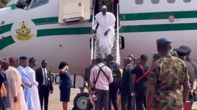 Ààrẹ Buhari nígbà tó ń balẹ̀ sí Eko