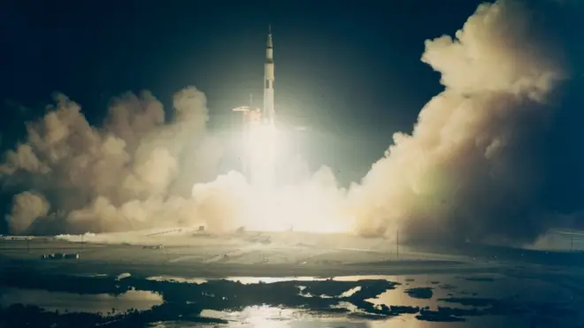 우주선이 발사되는 모습