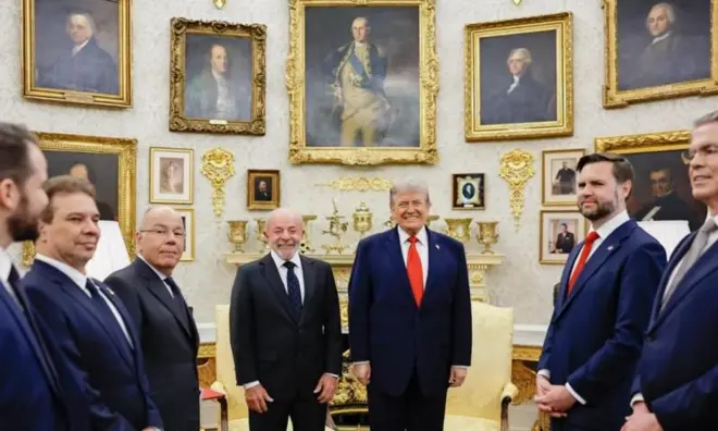Lula e Trump no centro e membros das comitivas ao lado