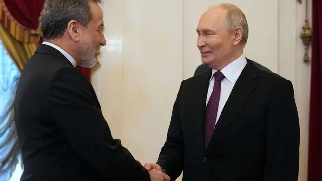 арагчи и путин жмут друг другу руки оба улыбаются