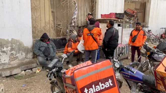 مجموعة من عمال التوصيل 