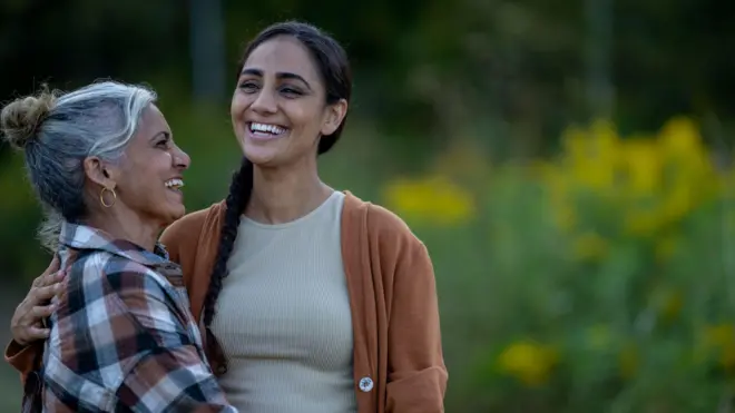 මවක සහ දියණියකගේ ඡායාරූපයකි